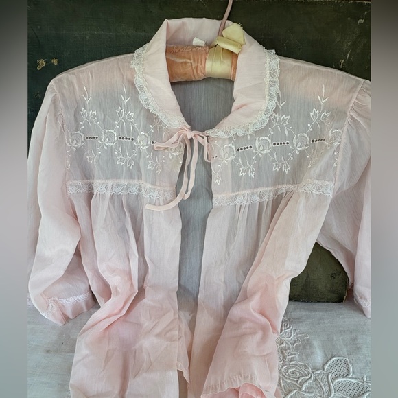 vintage no tag Tops - Vintage Pink Embroidered Women's Cape night cover top Large